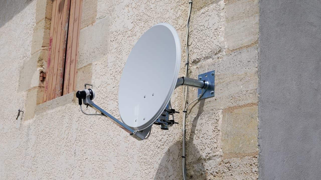 antena parabolica na parede