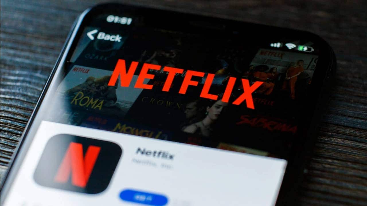 Celular com aplicativo da Netflix aberto