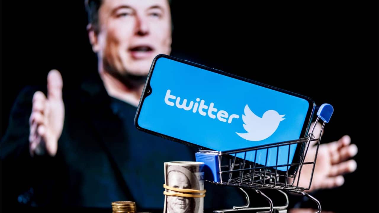 Imagem mostrando o aplicativo do Twitter num carrinho de compras, com a foto do Elon Musk ao fundo