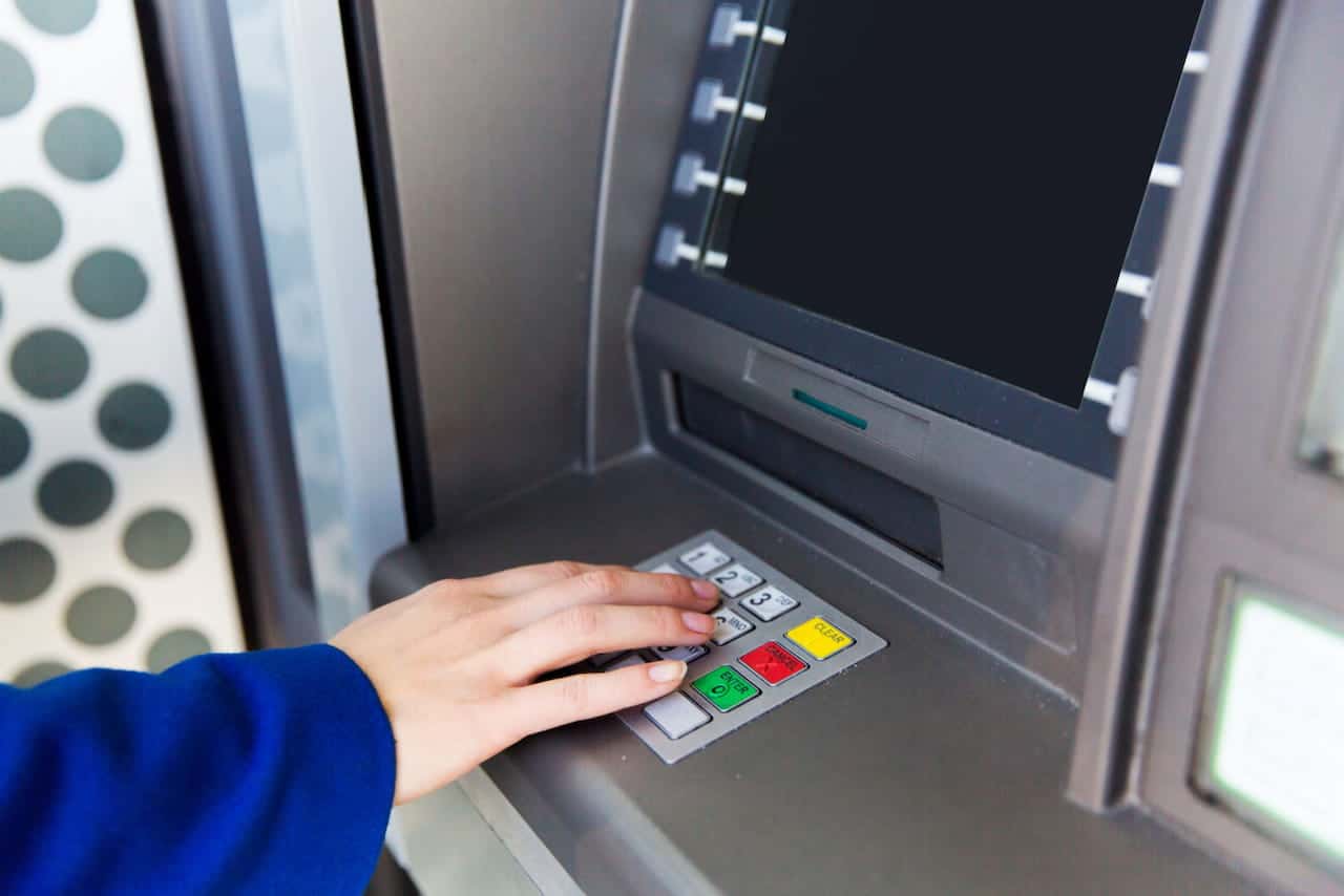 Caixa eletrônico em operação
