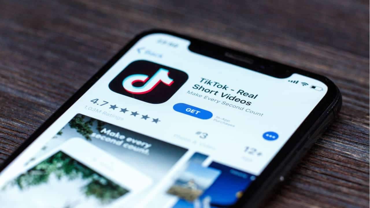 Celular com tela exibindo o aplicativo TikTok