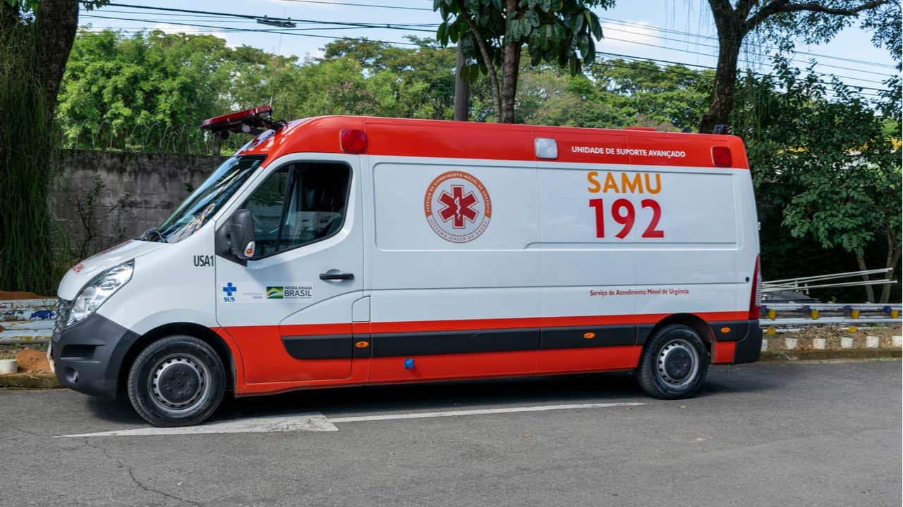 Ambulância estacionada com logo e número do SAMU na lateral