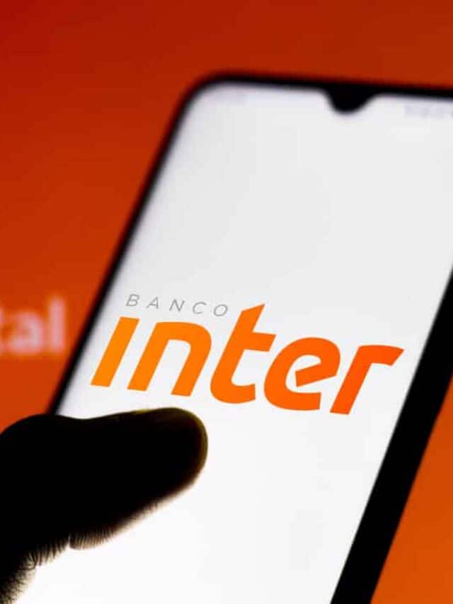 pessoa acessa conta do Inter pelo app do smartphone