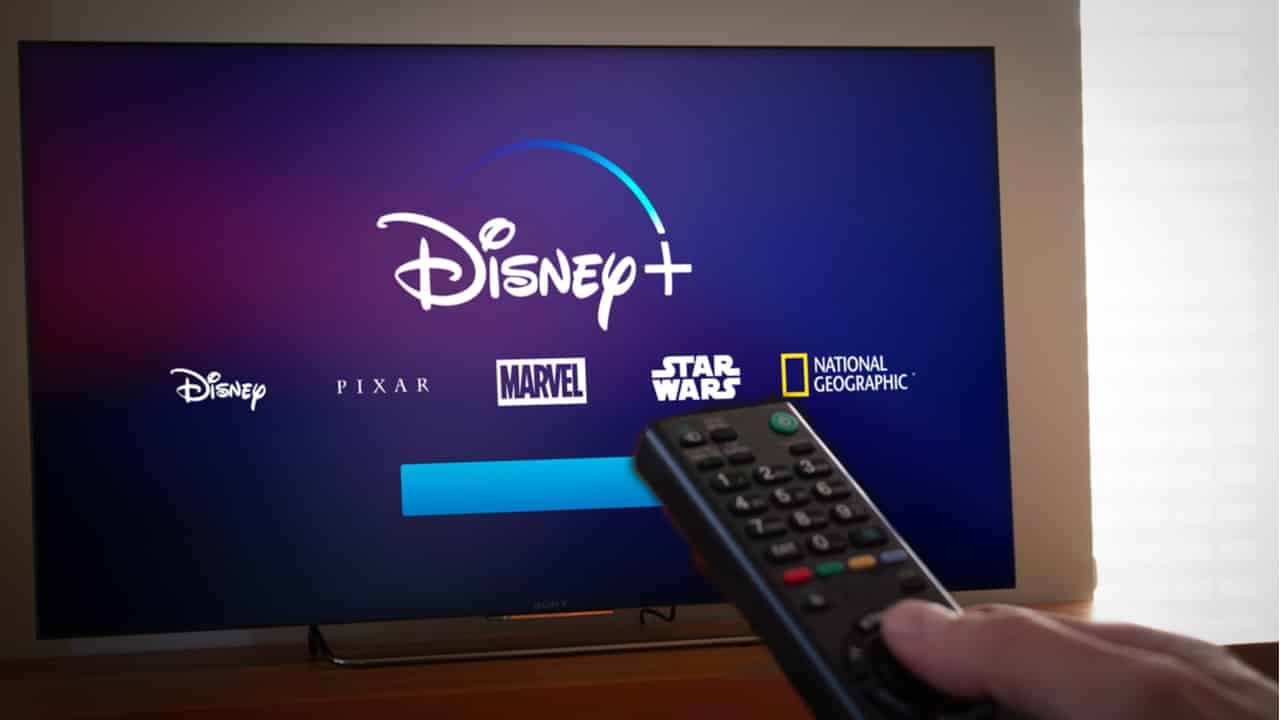 Controle remoto apontado para TV com serviço de streaming Disney Plus