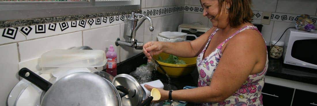 Mulher lavando louça