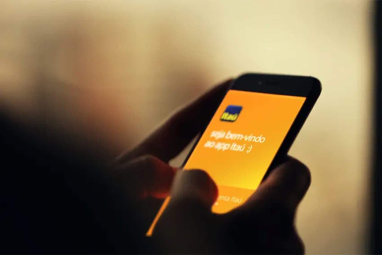 aplicativo do Itaú sendo aberto no celular