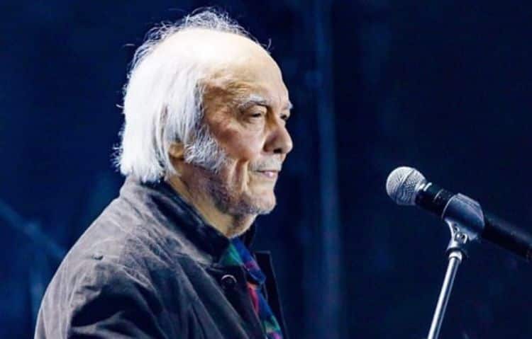 Foto de Erasmo Carlos com o microfone