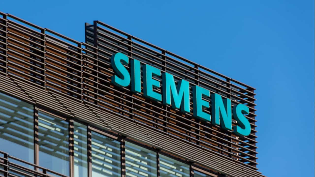 Fachada de unidade da Siemens com logo da empresa