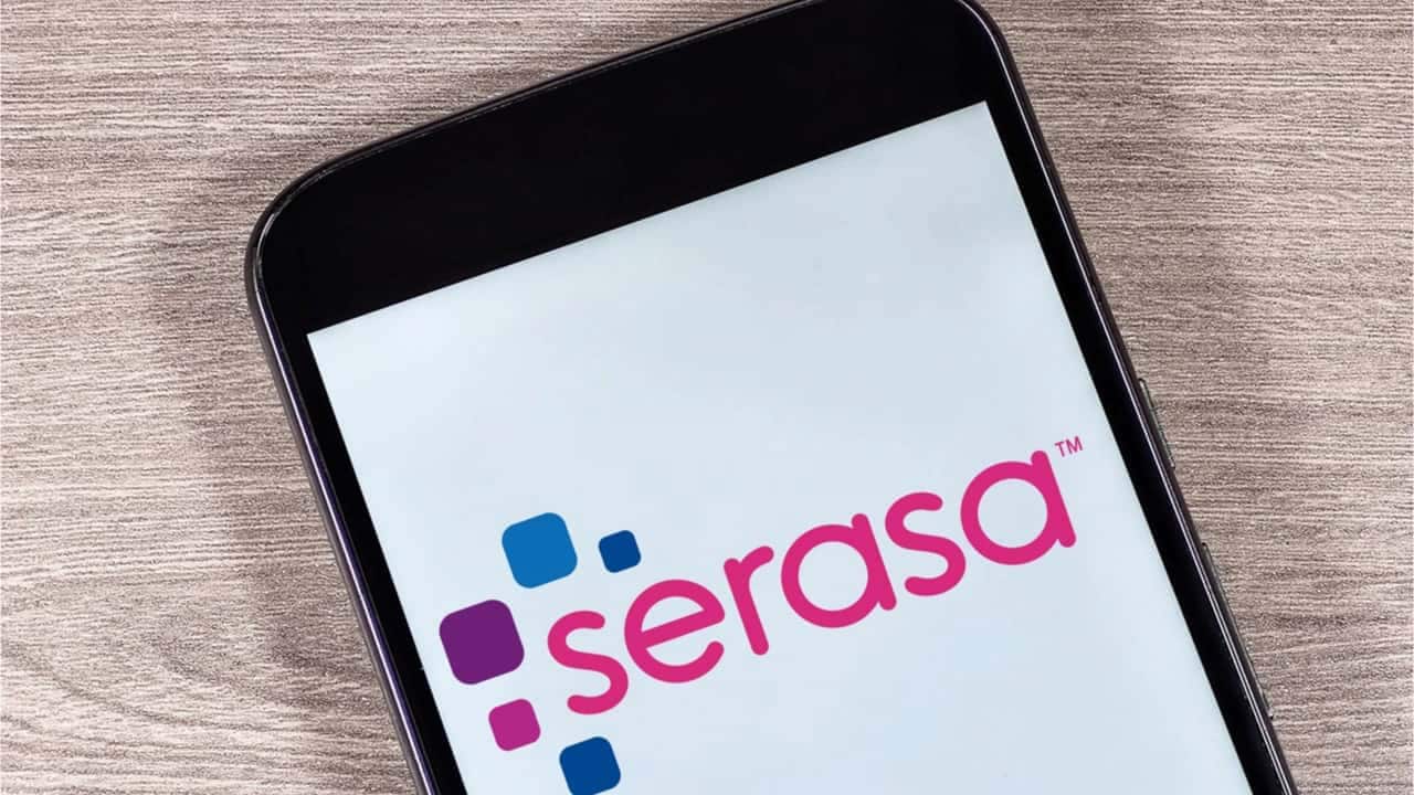 Celular mostrando logo da Serasa
