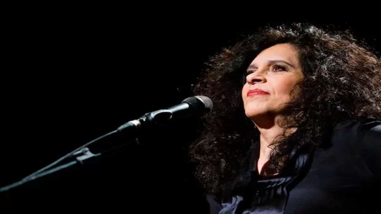 Gal Costa cantando em um microfone.