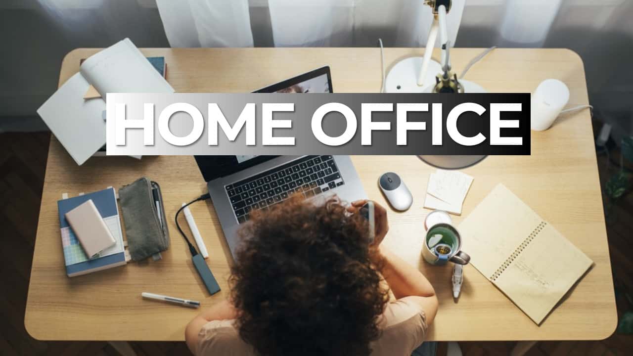 Pessoa no computador. Frase "home office" escrita na parte superior.
