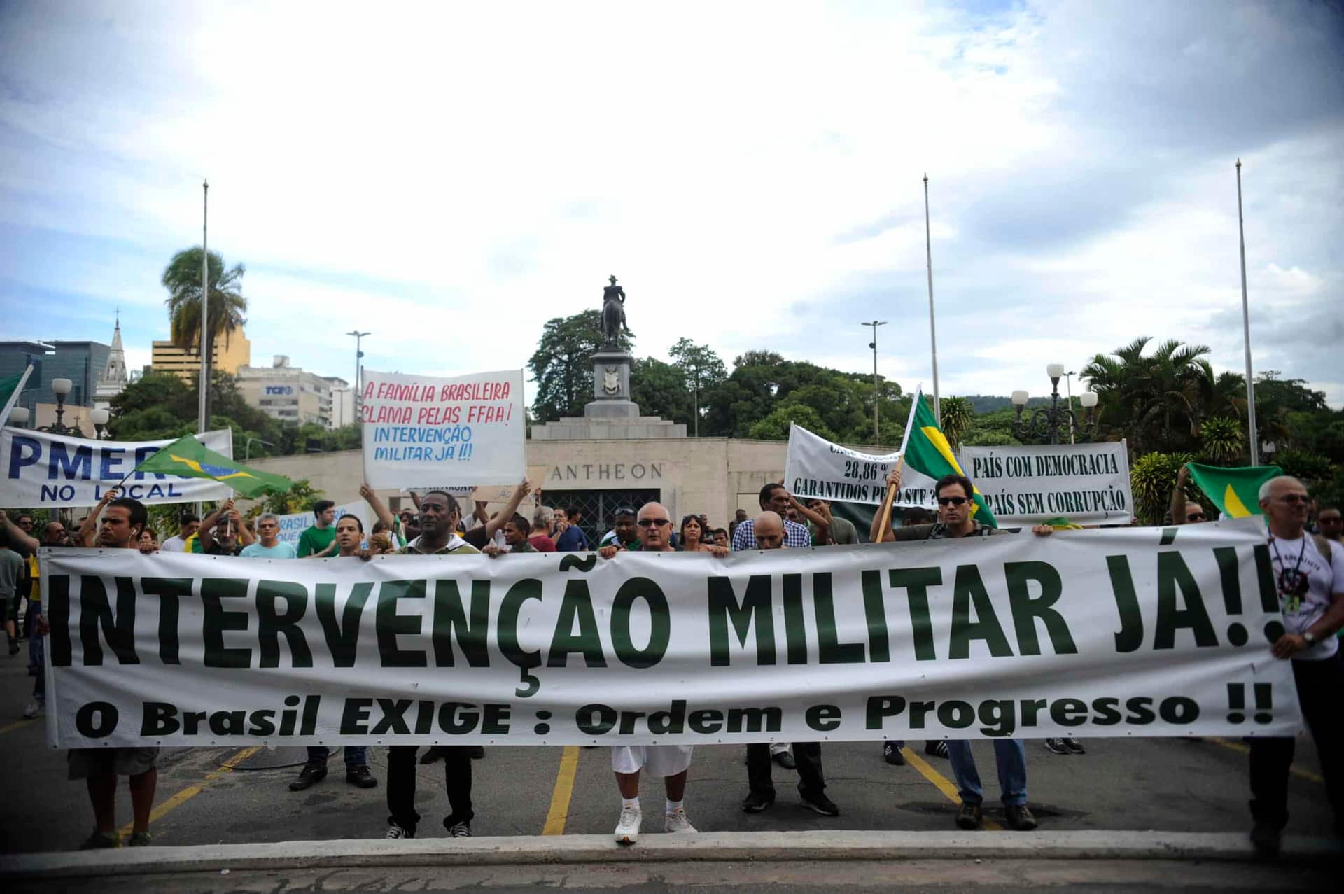 Artigo 142 da Constituição permite intervenção militar?
