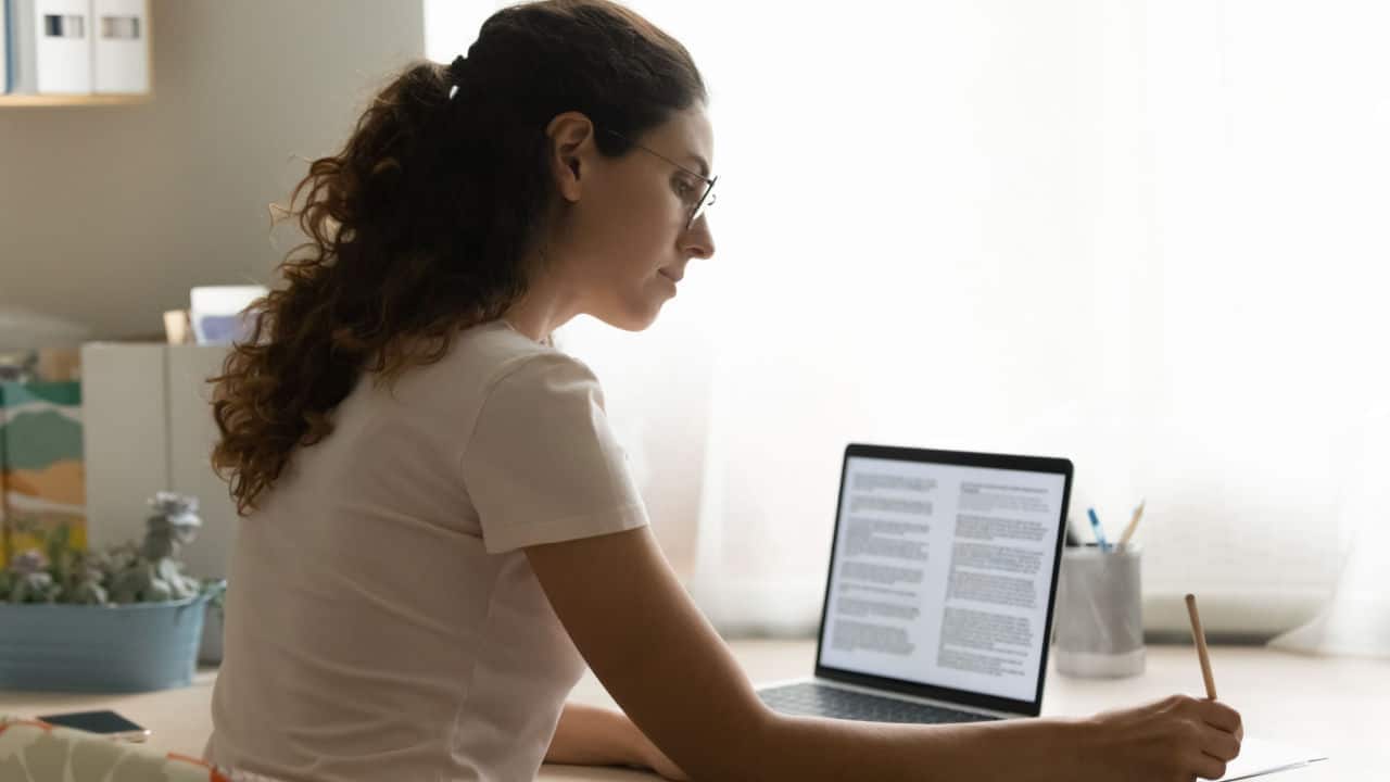 Mulher no computador fazendo tradução de textos