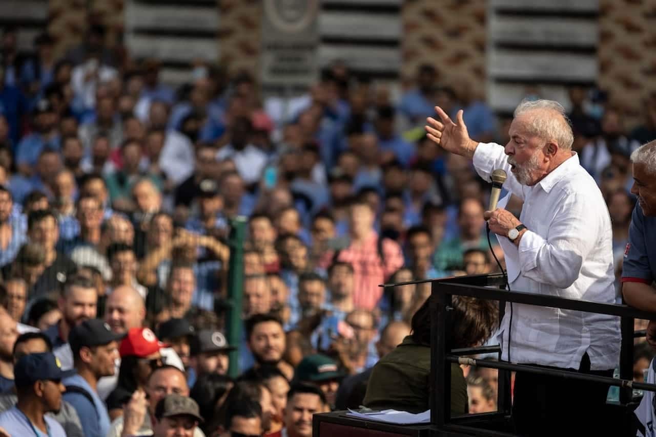 Lula em ato falando com multidão