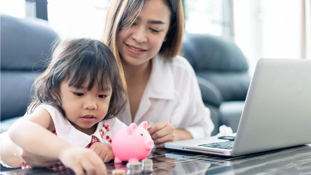 Mãe solo brincando com sua filha pequena mãe-solo reserva financeira