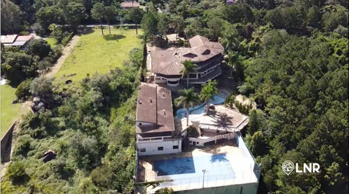 Foto tirada de cima da mansão abandonada de Jô Soares
