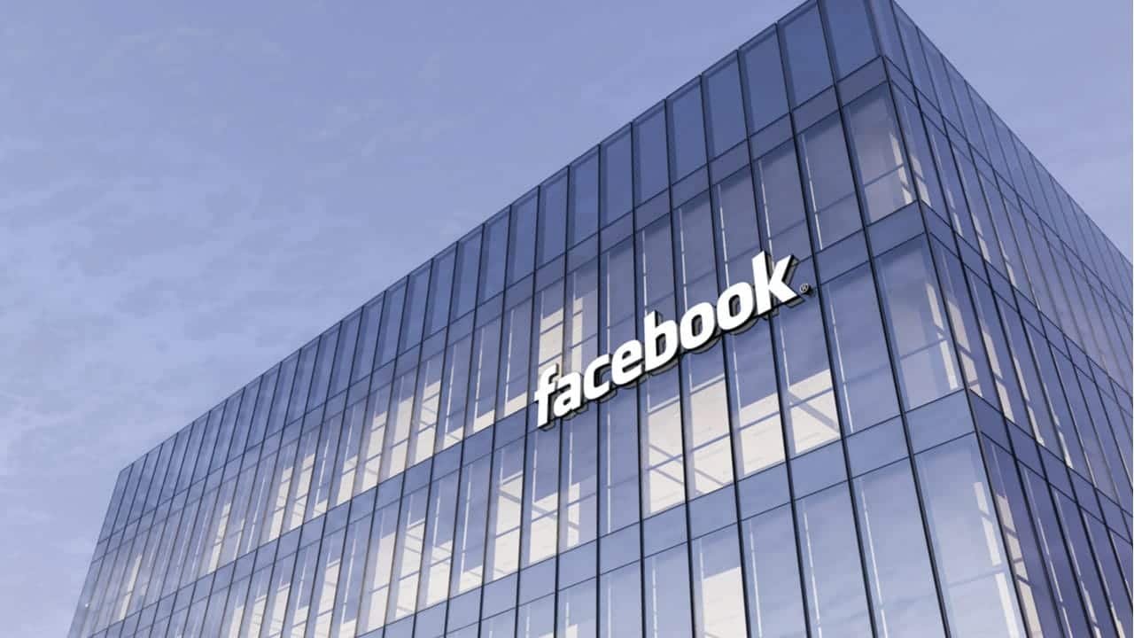 Prédio com letreiro de logo do Facebook