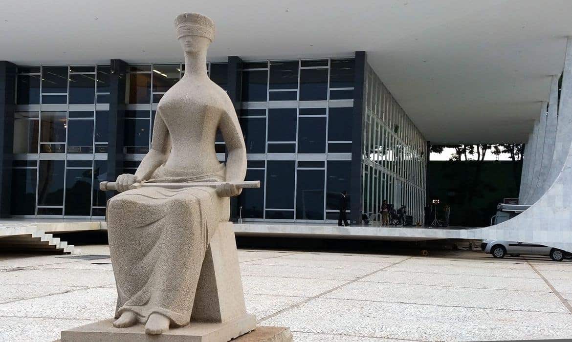 Foto da estátua em frente ao prédio do STF