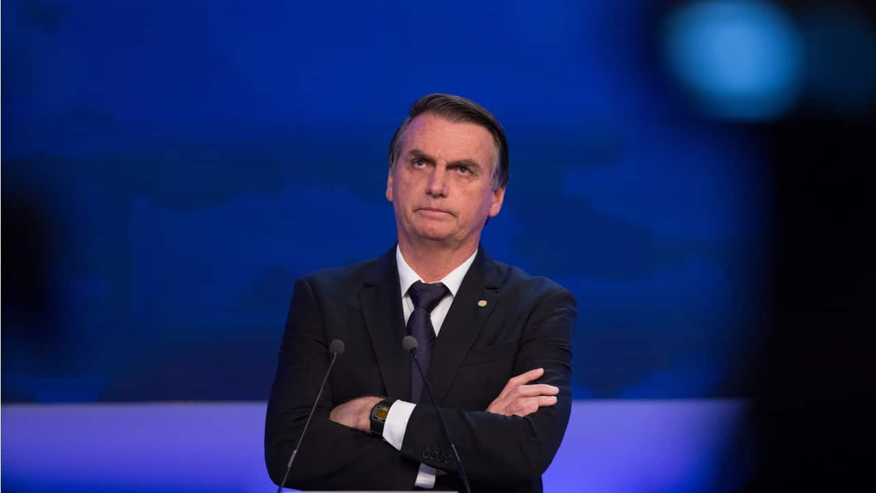 Presidente Jair Bolsonaro de braços cruzados