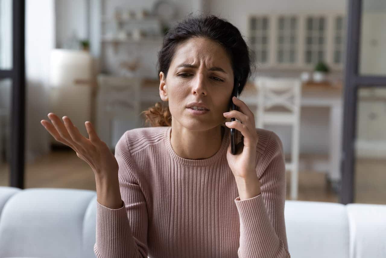 Mulher desapontada com a conversa no telefone