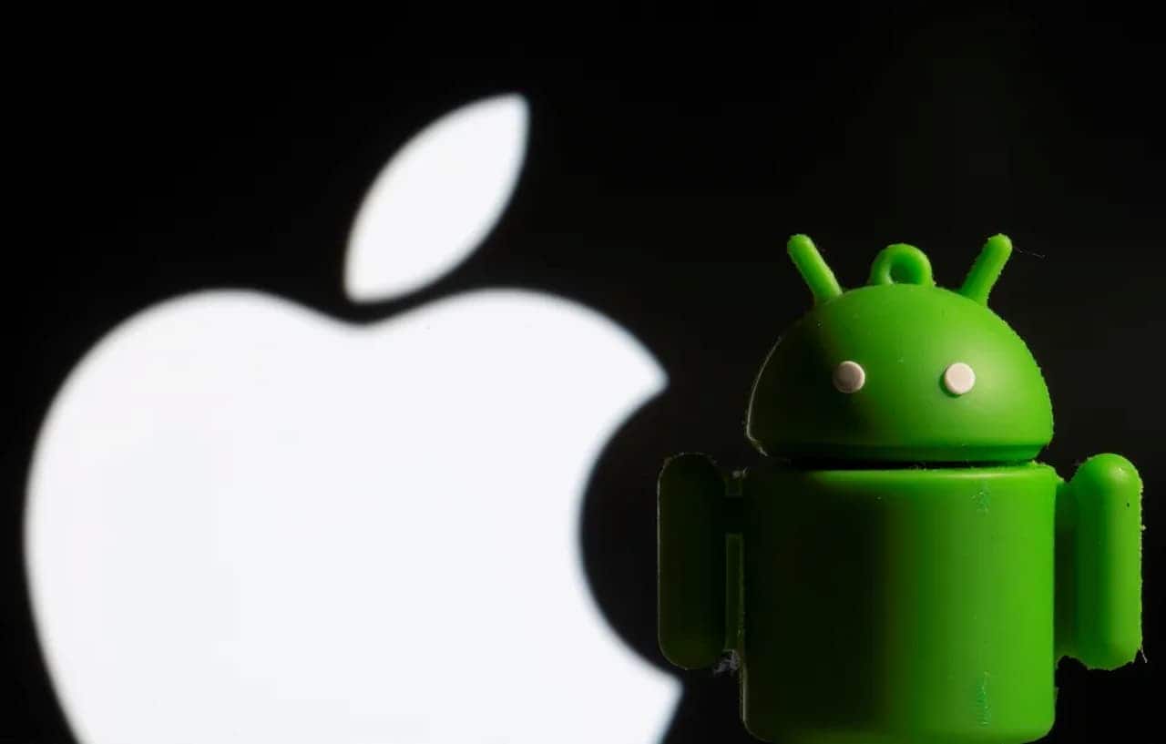 Maçã mordida da Apple e robô verde do Android