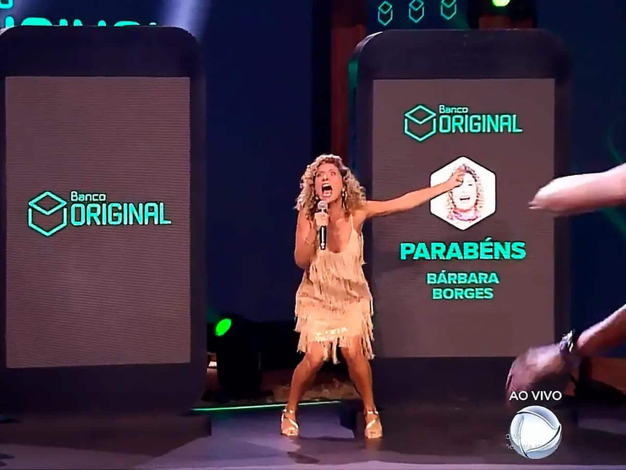 Bárbara Borges, campeã do programa a Fazenda, comemorando sua vitória no palco