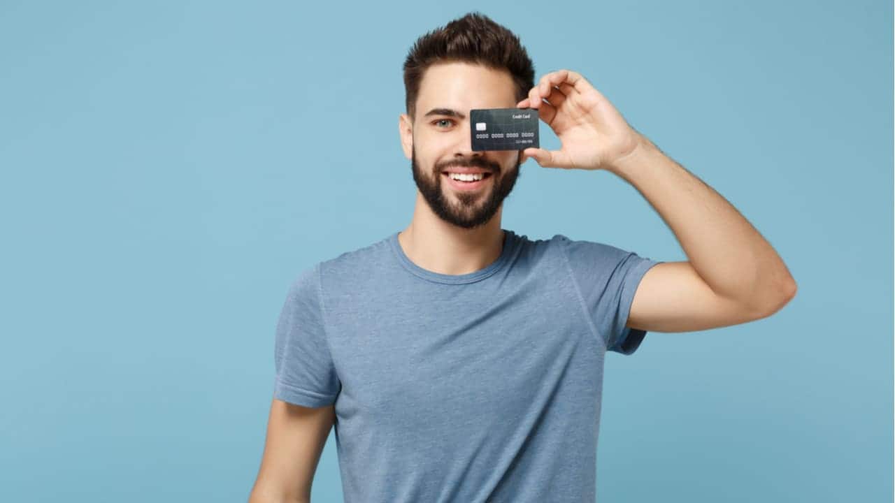 Imagem de um homem com um cartão de crédito no rosto