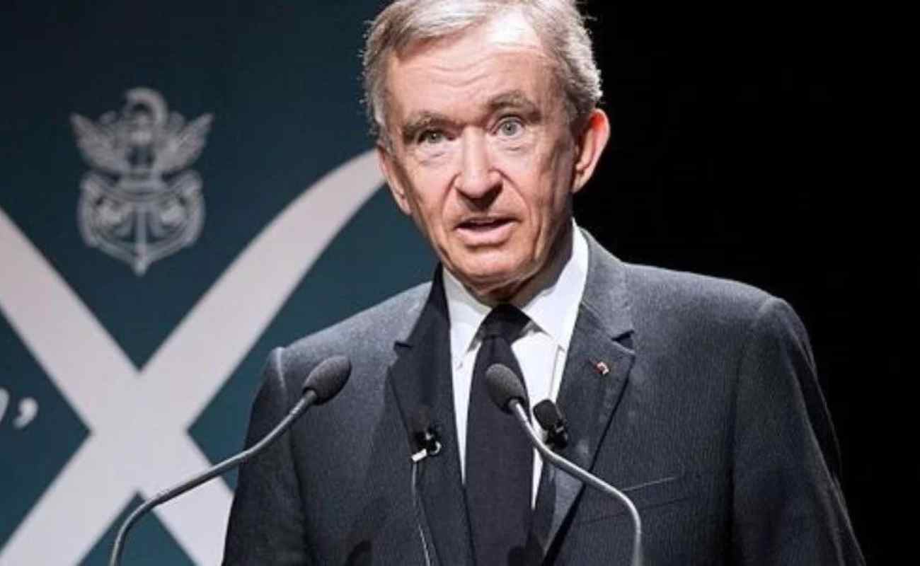 Foto de Bernard Arnault olhando para a frente. Ele é atualmente o homem mais rico do mundo.