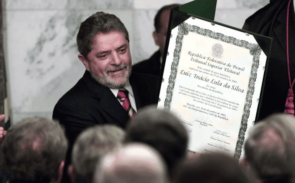 Lula com o diploma de presidente eleito em 2002
