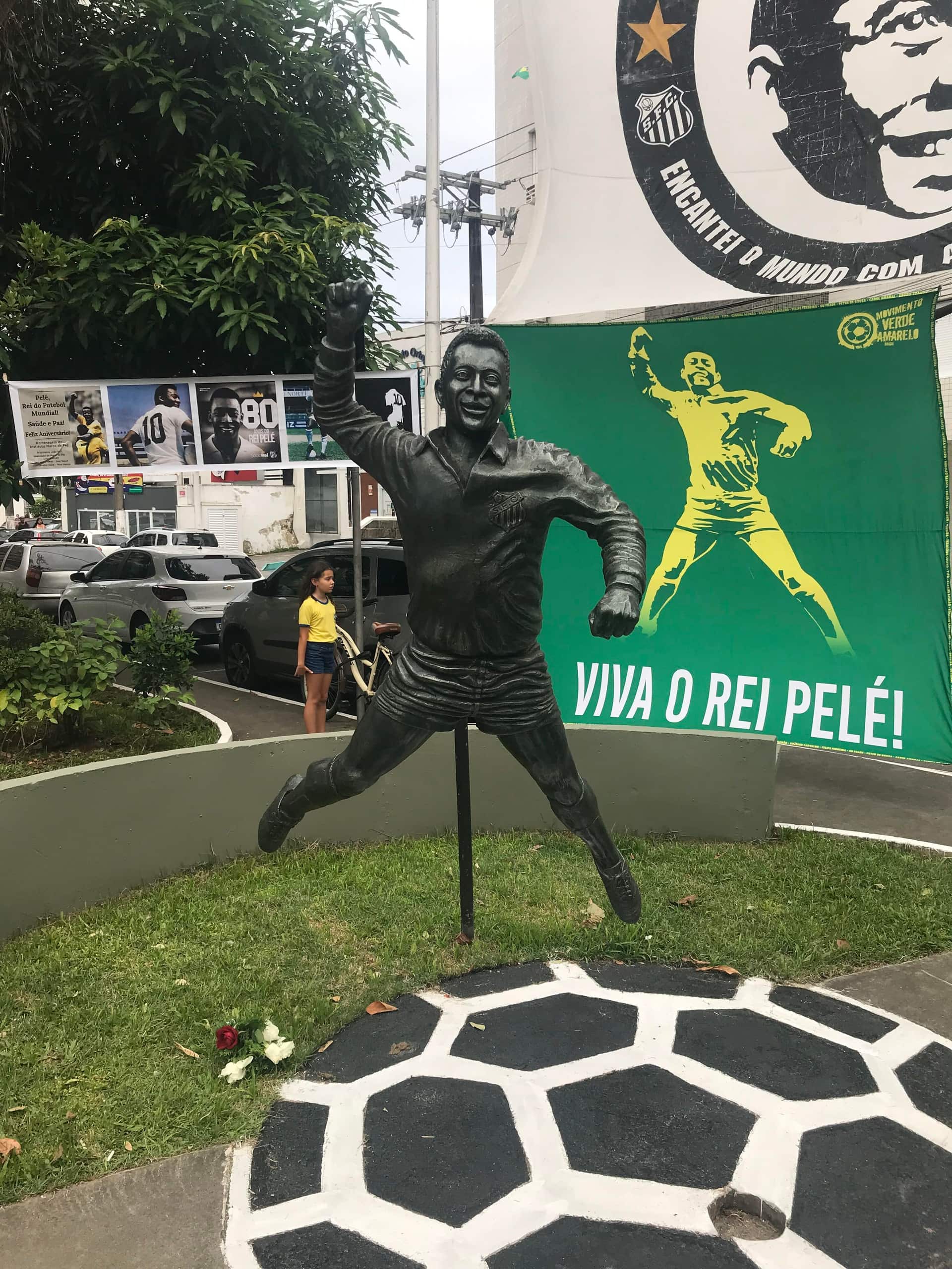 Estátua do Pelé em praça na cidade de Santos