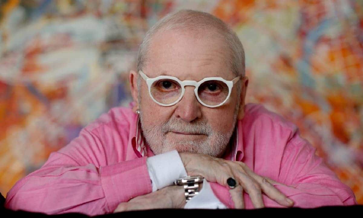 Jô Soares posando para foto de óculos
