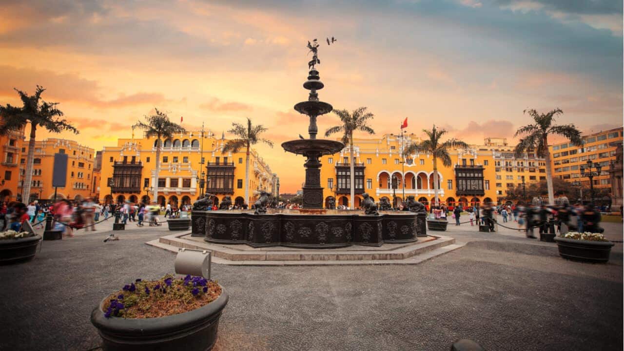 Foto panorâmica de uma praça em Lima, capital do Peru
