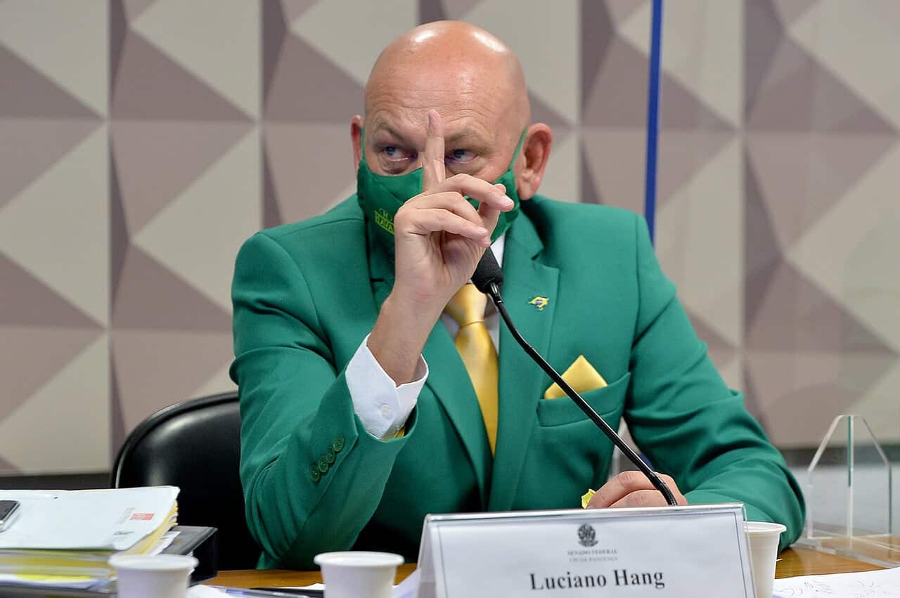 Luciano Hang discursando
