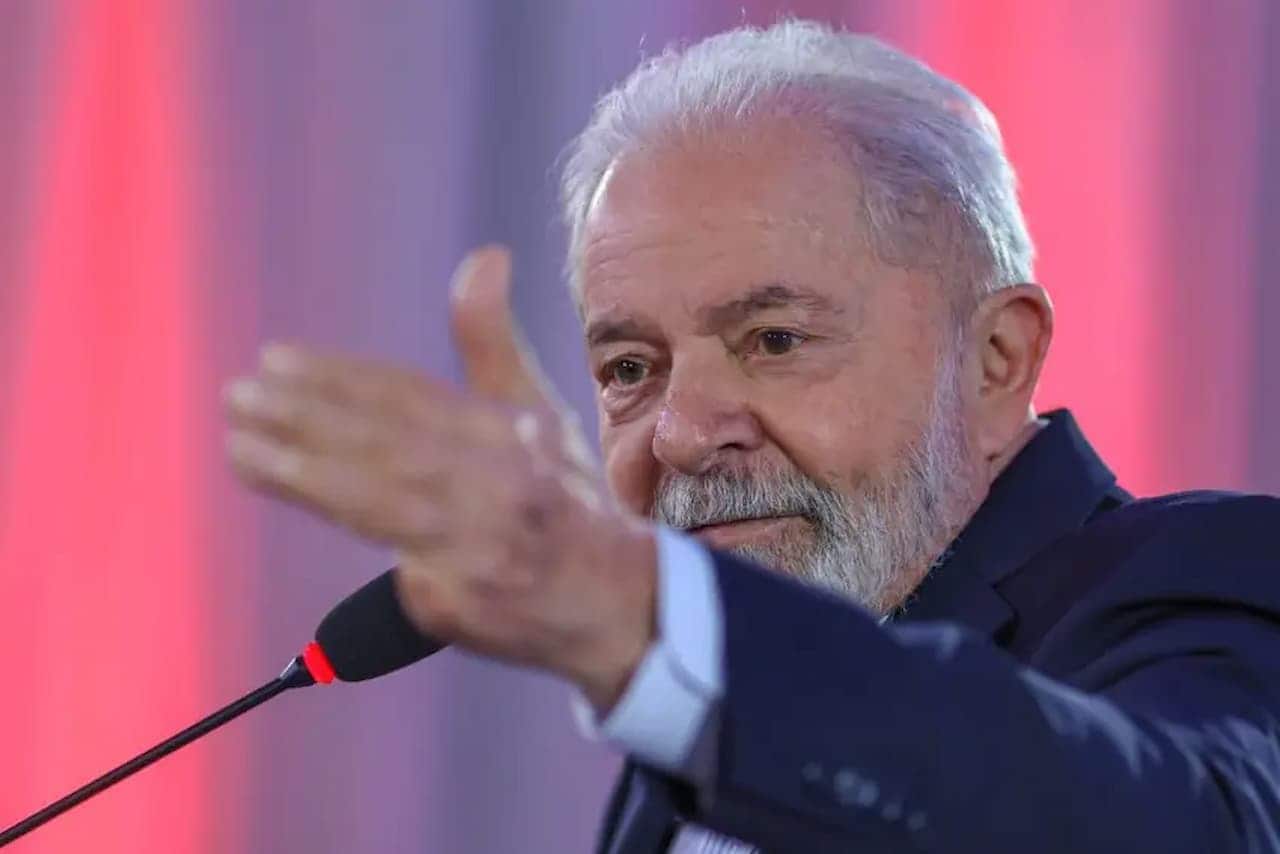 Lula falando ao microfone