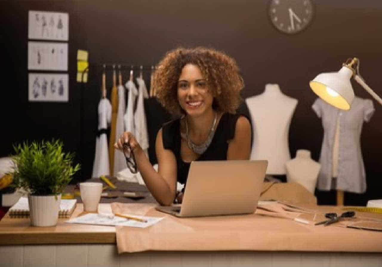 mulher negra em loja sorrindo