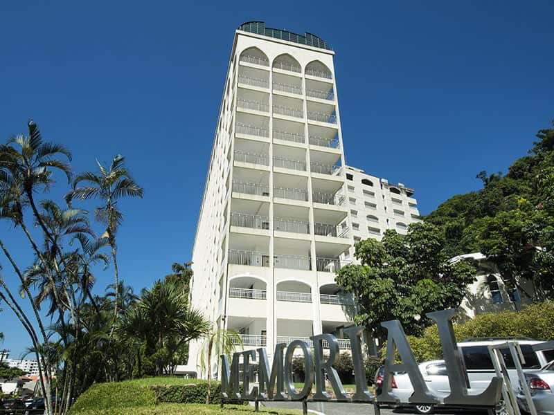 Prédio branco cercado por área verde