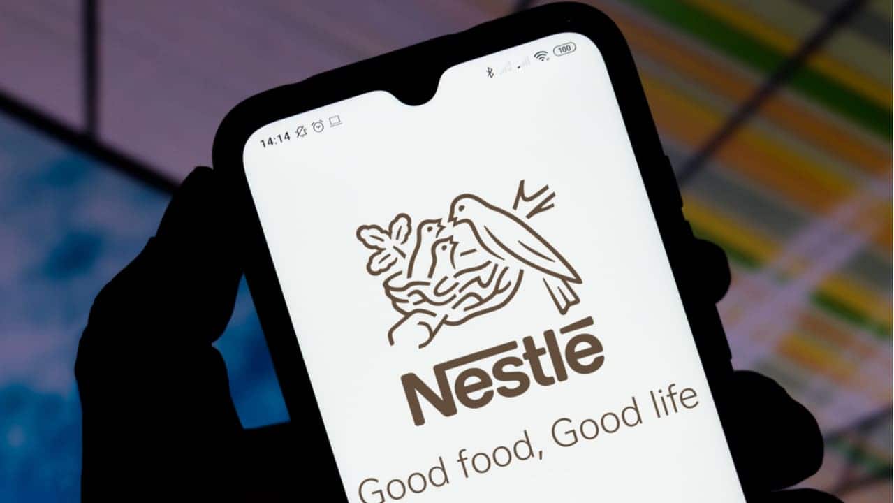 Imagem de um celular com a foto da Nestlé
