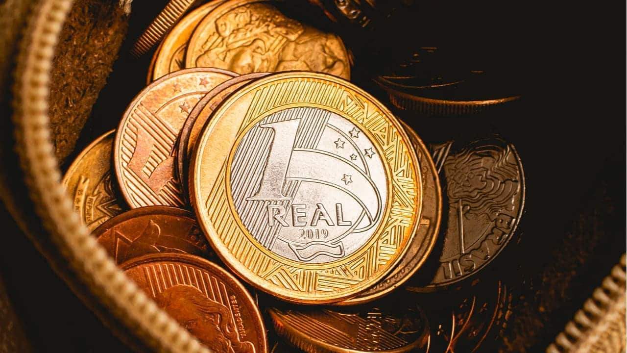 Imagem de várias moedas de R$1 juntas