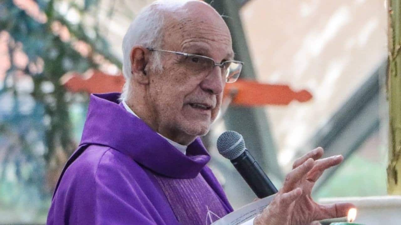 imagem de Padre Júlio Lancellotti na igreja
