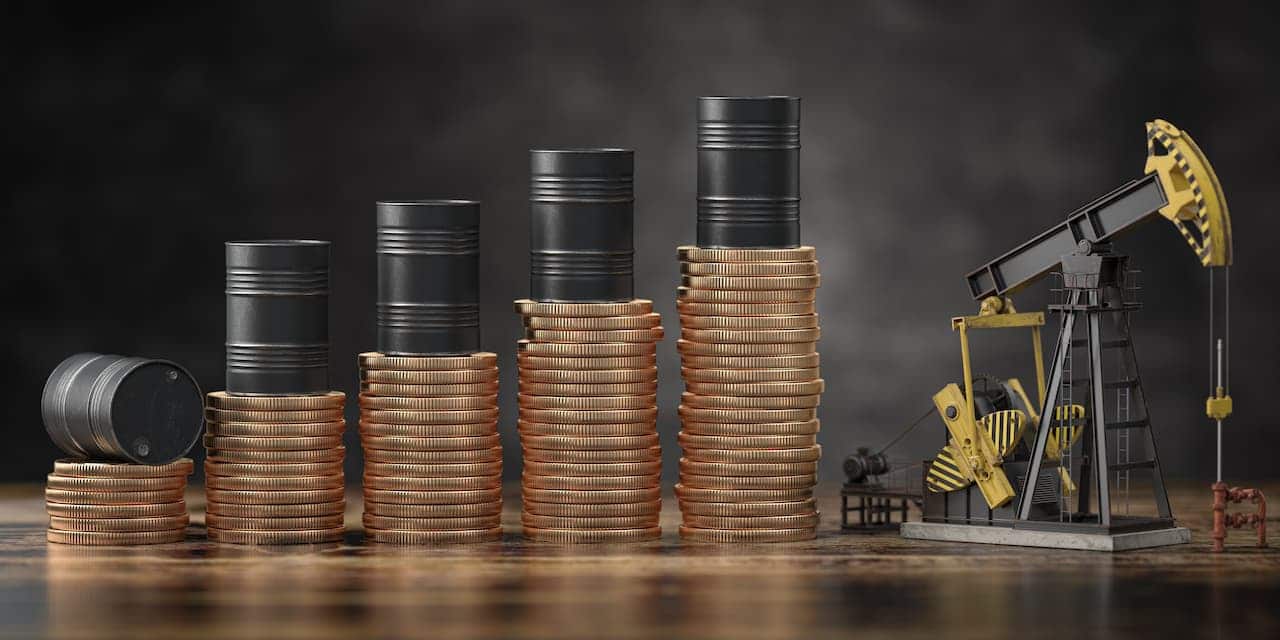 Ilustração mostrando barris de petróleo no topo de pilhas de moedas de ouro, ao lado de uma bomba de óleo