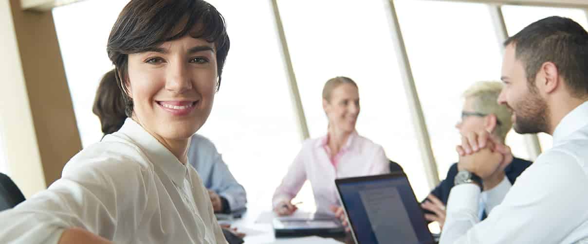 profissional sorri em ambiente de trabalho da Seara