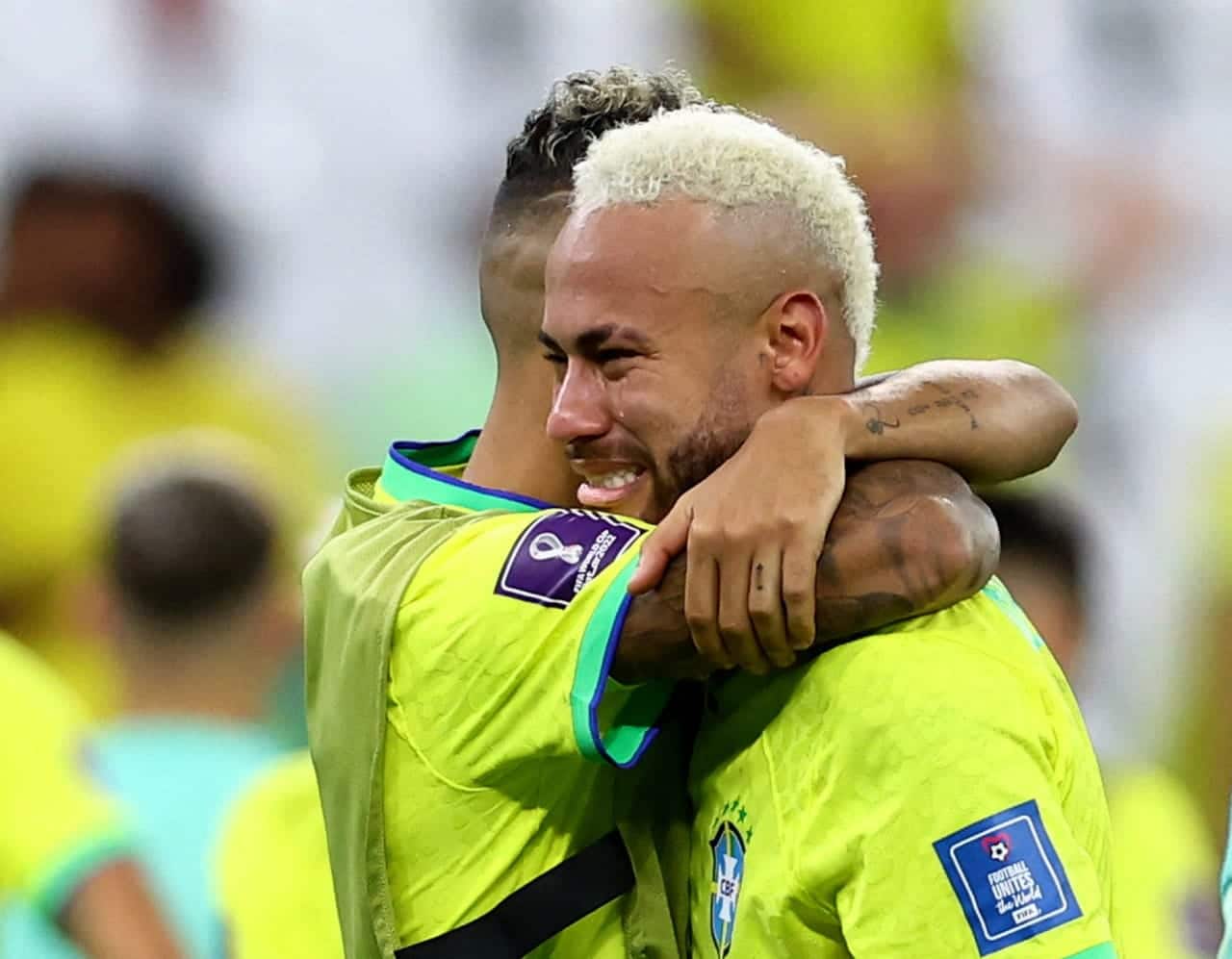 Neymar chorando abraçado a outro jogador
