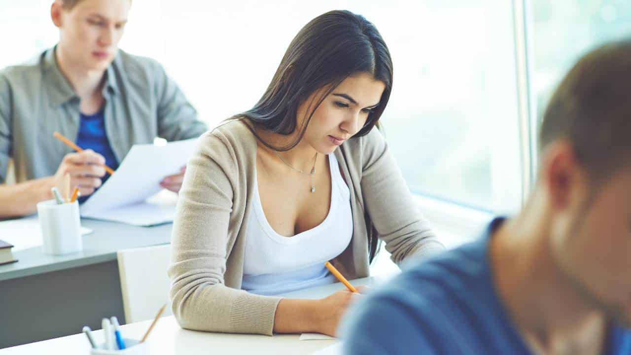 mulher em sala de aula fazendo prova