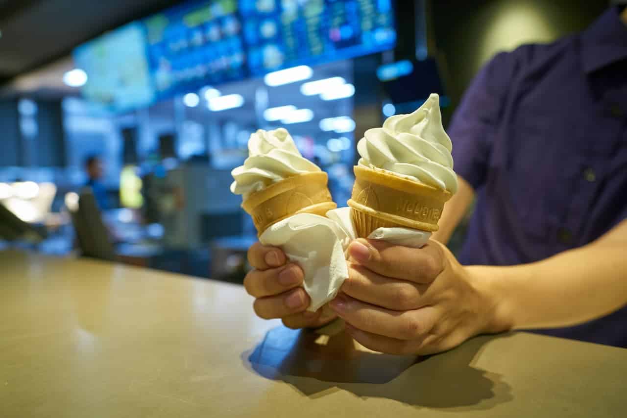 Duas casquinhas de sorvete do McDonald's