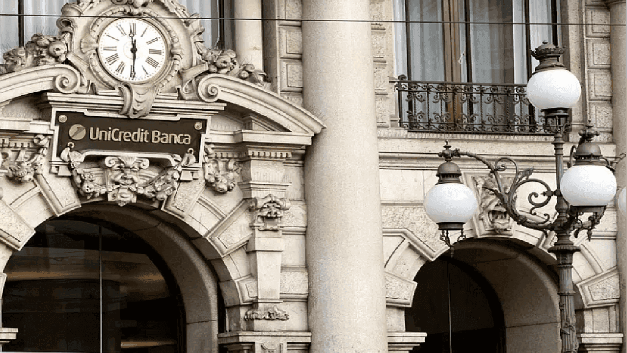 Fachada do banco italiano Unicredit Banca