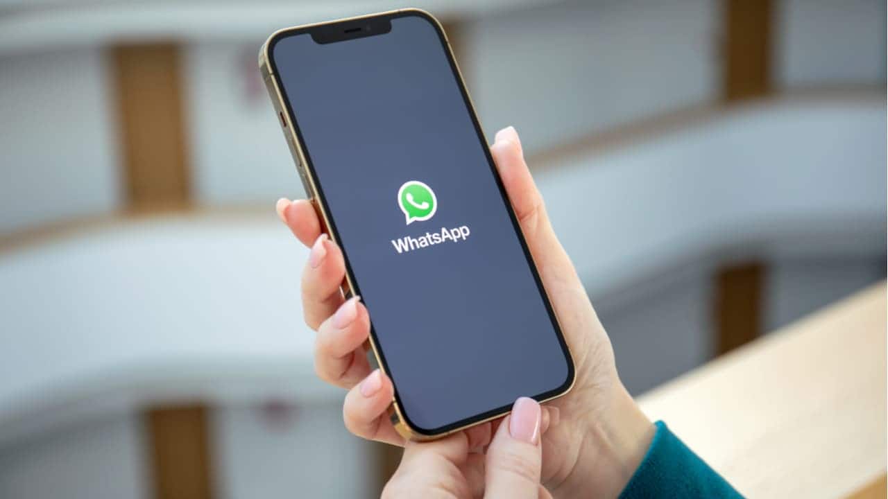 Imagem de um celular com o WhatsApp