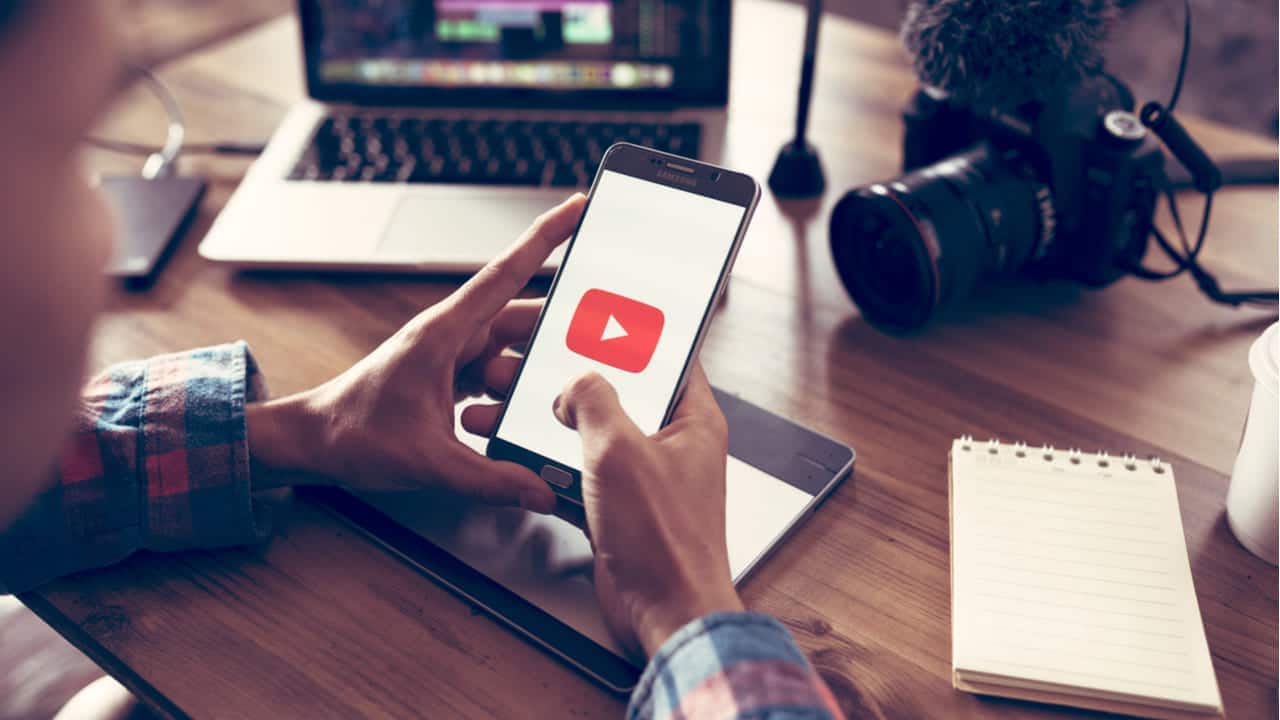 Imagem de um celular com o YouTube aberto