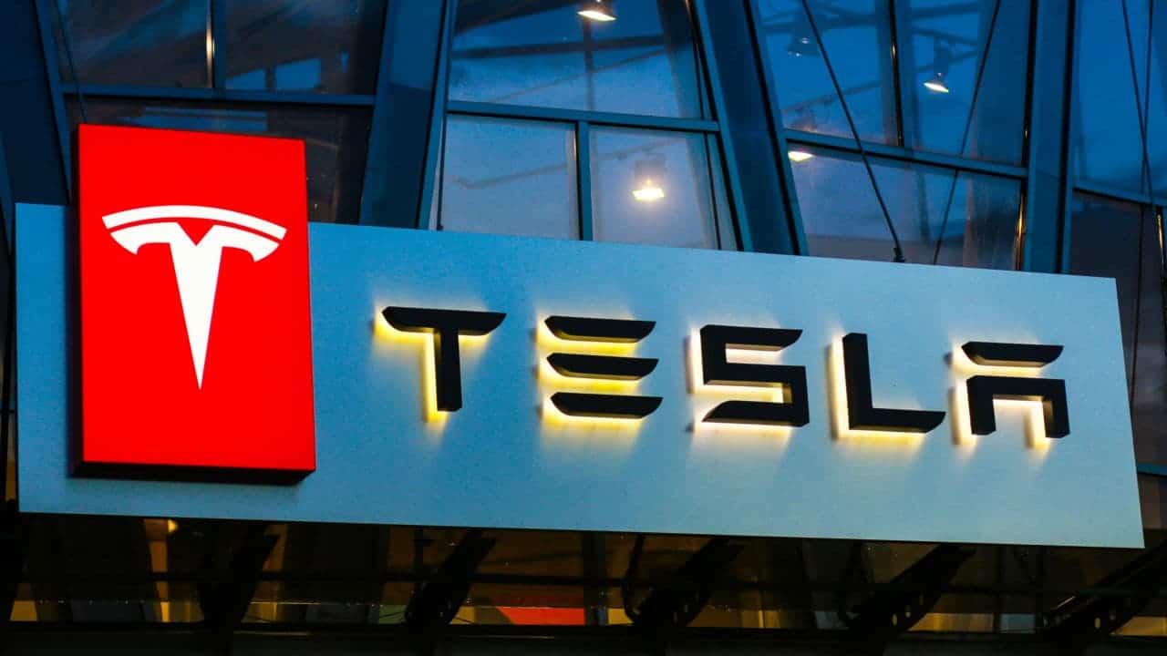 Foto da fachada da Tesla