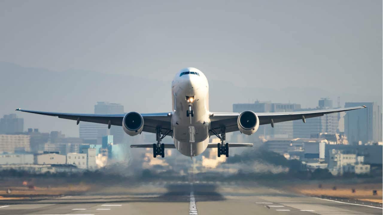 Avião decolando em pista de aeroporto