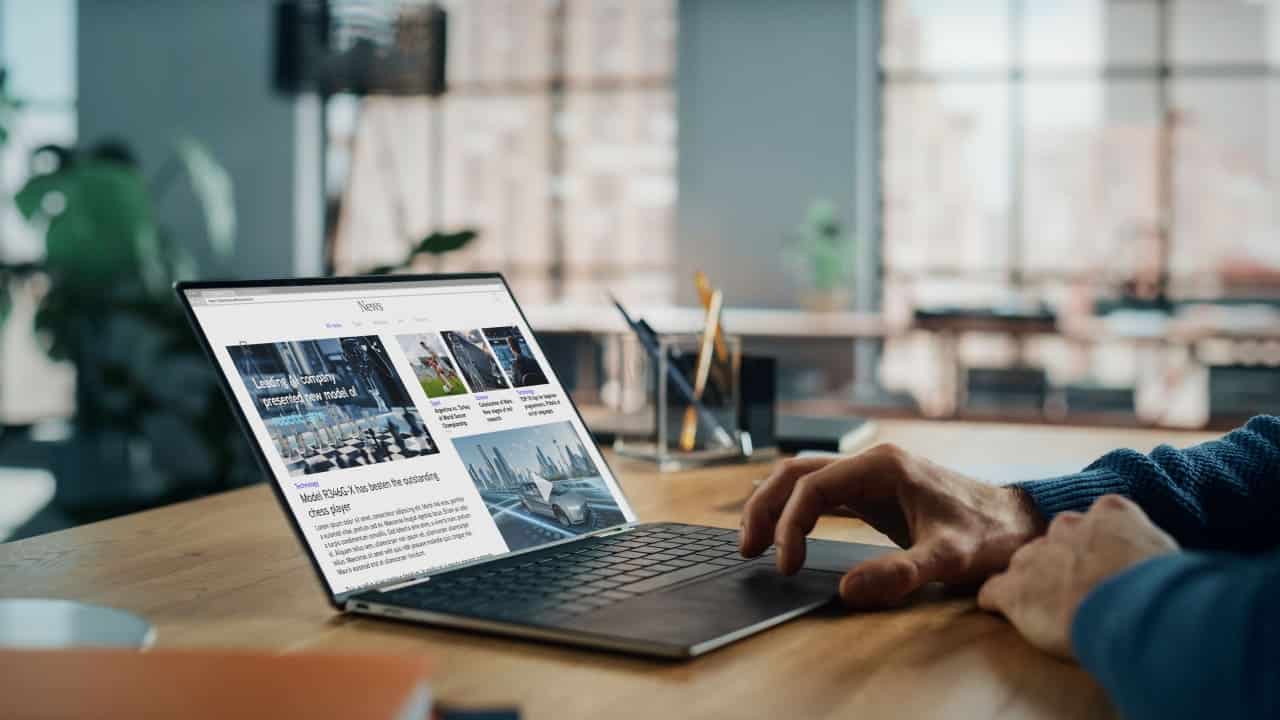 Imagem de uma pessoa usando o computador